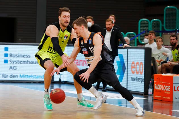 28. Spieltag der easyCredit BBL Basketball Bundesliga am 13.April 2021in der Oberfrankenhalle in Bayreuth Bayern Deutschland Saison 2020-2021 Medi Bayreuth gegen ratiopharm Ulm Matthew Tiby (Medi Bayreuth 15) links Andreas Obst (ratiopharm Ulm 13) rechts
