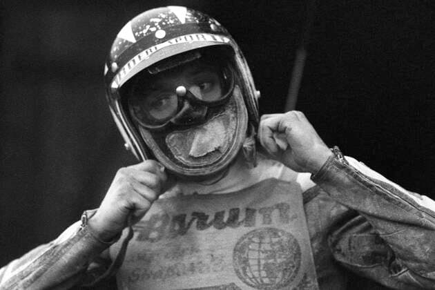 Archivbilder der Woche SPORT KW16 Egon MUELLER, Deutschland, Speedway-Fahrer, setzt seinen Helm auf, Portraet, Porträt, Portrait, Angeschnittenes Einzelbild, Einzelmotiv, black and white, Schwarz - weiss, schwarzweiss, monochrom, SW Monochrome, Schwarzweissfoto, beim Speedway in Bopfingen, 17.10.1976 Â *** Egon MUELLER, Germany, Speedway driver, puts on his helmet, portrait, portrait, cropped single picture, single motive, black and white, black and white, monochrome, SW monochrome, black and white photo, at the Speedway in Bopfingen, 17 10 1976 Â