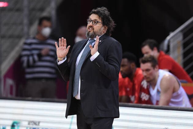 Basketball Herren easyCredit BBL 28. Spieltag Telekom Baskets Bonn - FC Bayern München am 13.04.2021 im Telekom Dome in Bonn Andrea Trinchieri ( Trainer Cheftrainer München )