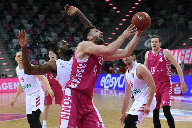 Basketball Herren easyCredit BBL 28. Spieltag Telekom Baskets Bonn - FC Bayern München am 13.04.2021 im Telekom Dome in Bonn Leon Kratzer ( Bonn ), vorne - Jalen Reynolds ( München ), hinten