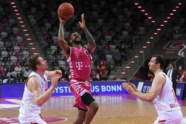 Basketball Herren easyCredit BBL 28. Spieltag Telekom Baskets Bonn - FC Bayern München am 13.04.2021 im Telekom Dome in Bonn Leon Radosevic ( München ), links - Alex Hamilton ( Bonn ), mitte - Paul Zipser ( München ), rechts
