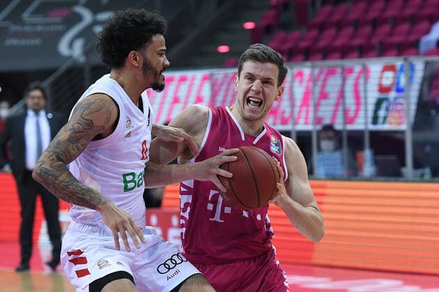Basketball Herren easyCredit BBL 28. Spieltag Telekom Baskets Bonn - FC Bayern München am 13.04.2021 im Telekom Dome in Bonn Nick Weiler-Babb ( München ), links - Strahinja Micovic ( Bonn ), rechts