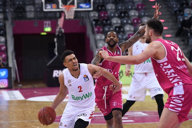 Basketball Herren easyCredit BBL 28. Spieltag Telekom Baskets Bonn - FC Bayern München am 13.04.2021 im Telekom Dome in Bonn Wade Baldwin ( München ), links - Leon Kratzer ( Bonn ), rechts - Alex Hamilton ( Bonn ), hinten
