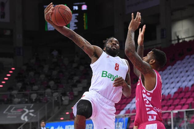 Basketball Herren easyCredit BBL 28. Spieltag Telekom Baskets Bonn - FC Bayern München am 13.04.2021 im Telekom Dome in Bonn Jalen Reynolds ( München ), links - James Thompson IV ( Bonn ), rechts