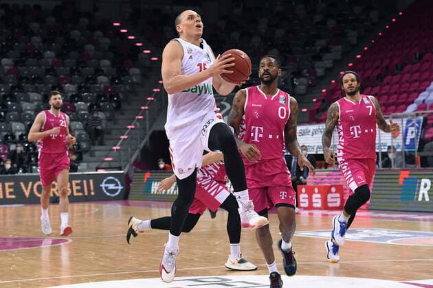 Basketball Herren easyCredit BBL 28. Spieltag Telekom Baskets Bonn - FC Bayern München am 13.04.2021 im Telekom Dome in Bonn Robin Amaize ( München ), links - Alex Hamilton ( Bonn ), rechts