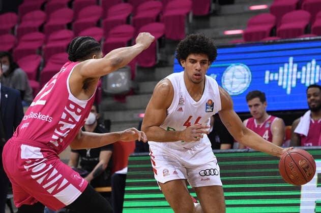 Basketball Herren easyCredit BBL 28. Spieltag Telekom Baskets Bonn - FC Bayern München am 13.04.2021 im Telekom Dome in Bonn Gabriel de Oliveira ( Bonn ), links - Sasha Grant ( München ), rechts