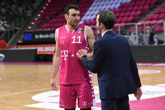 Basketball Herren easyCredit BBL 28. Spieltag Telekom Baskets Bonn - FC Bayern München am 13.04.2021 im Telekom Dome in Bonn Anthony DiLeo ( Bonn ), links - William Voigt ( Trainer Cheftrainer Bonn ), rechts