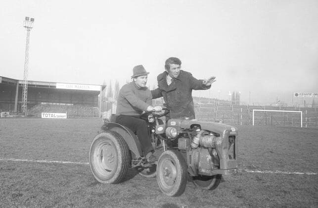 Archivbilder der Woche SPORT KW16 Fortuna Düsseldorf Saison 72 73. Trainer Heinz Lucas mit dem Platzwart im Stadion am Flingerbroich 01.12.1972. *** Fortuna Düsseldorf season 72 73 Coach Heinz Lucas with the groundsman in the stadium at Flingerbroich 01 12 1972 HM