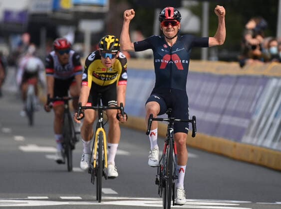 Bilder des Jahres 2021, Sport 04 April Sport Themen der Woche KW15 Sport Bilder des Tages British Thomas Pidcock of Ineos Grenadiers wins ahead of Belgian Wout Van Aert of Team Jumbo-Visma in the men s Brabantse Pijl one day cycling race, 201,7km from Leuven to Overijse, Wednesday 14 April 2021. DAVIDxSTOCKMAN  x2693176x