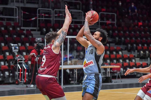 Chemnitz, Deutschland 14. April 2021: BBL - 2020 2021 - Niners Chemnitz vs. Hakro Merlins Crailsheim v. li. im Zweikampf Dominique Johnson (Chemnitz) und Jermaine Haley (Crailsheim) Messe Chemnitz Sachsen Copyright: xFotostandx xDostmannx