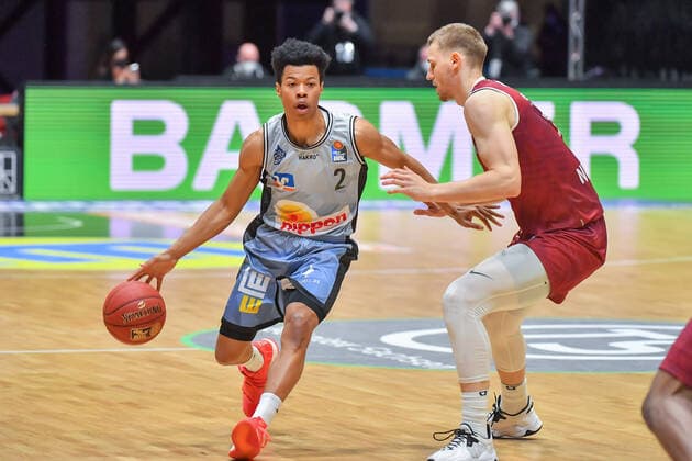 Chemnitz, Deutschland 14. April 2021: BBL - 2020 2021 - Niners Chemnitz vs. Hakro Merlins Crailsheim v. li. im Zweikampf Trae Bell-Haynes (Crailsheim) und Jonas Richter (Chemnitz) Messe Chemnitz Sachsen Copyright: xFotostandx xDostmannx