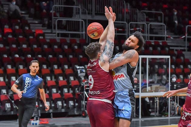 Chemnitz, Deutschland 14. April 2021: BBL - 2020 2021 - Niners Chemnitz vs. Hakro Merlins Crailsheim v. li. im Zweikampf Dominique Johnson (Chemnitz) und Jermaine Haley (Crailsheim) Messe Chemnitz Sachsen Copyright: xFotostandx xDostmannx