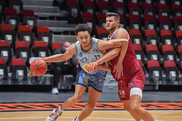 Chemnitz, Deutschland 14. April 2021: BBL - 2020 2021 - Niners Chemnitz vs. Hakro Merlins Crailsheim v. li. im Zweikampf Jamuni McNeace (Crailsheim) und Filip Stanic (Chemnitz) Messe Chemnitz Sachsen Copyright: xFotostandx xDostmannx