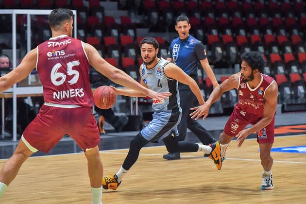 Chemnitz, Deutschland 14. April 2021: BBL - 2020 2021 - Niners Chemnitz vs. Hakro Merlins Crailsheim v. li. im Zweikampf Filip Stanic (Chemnitz), Nimrod Hilliard (Crailsheim) und Harris Terrell (Chemnitz) Messe Chemnitz Sachsen Copyright: xFotostandx xDostmannx