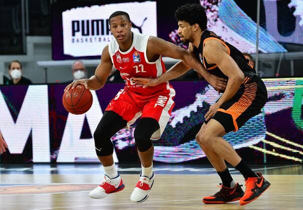 BAMBERG 14.04.2021 --- Basketball ---- easycredit 1. Basketball Bundesliga ---- 28. Spieltag: Brose Bamberg vs Rasta Vechta --- Devon Hall (22, Brose Bamberg) gegen Jordan Barnett (21, Rasta Vechta) --- Foto: Hans-Martin Issler isslerimages ---- Brose Bamberg vs Rasta Vechta