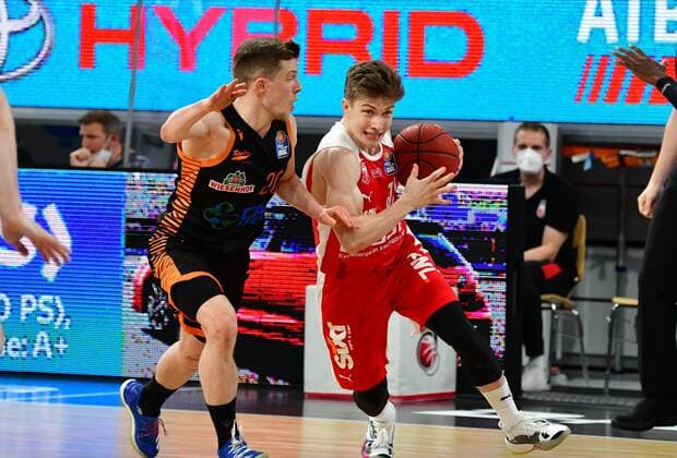 BAMBERG 14.04.2021 --- Basketball ---- easycredit 1. Basketball Bundesliga ---- 28. Spieltag: Brose Bamberg vs Rasta Vechta --- Bennet Hundt (33, Brose Bamberg) zieht zum Korb gegen seinen Bruder Jannes Hundt (20, Rasta Vechta) --- Foto: Hans-Martin Issler isslerimages ---- Brose Bamberg vs Rasta Vechta