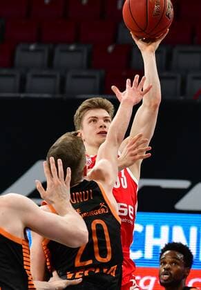 BAMBERG 14.04.2021 --- Basketball ---- easycredit 1. Basketball Bundesliga ---- 28. Spieltag: Brose Bamberg vs Rasta Vechta --- Bennet Hundt (33, Brose Bamberg) wirft gegen seinen Bruder Jannes Hundt (20, Rasta Vechta) --- Foto: Hans-Martin Issler isslerimages ---- Brose Bamberg vs Rasta Vechta