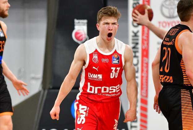 BAMBERG 14.04.2021 --- Basketball ---- easycredit 1. Basketball Bundesliga ---- 28. Spieltag: Brose Bamberg vs Rasta Vechta --- Bennet Hundt (33, Brose Bamberg) jubelt über erfolgreichen Dreipunktwurf --- Foto: Hans-Martin Issler isslerimages ---- Brose Bamberg vs Rasta Vechta