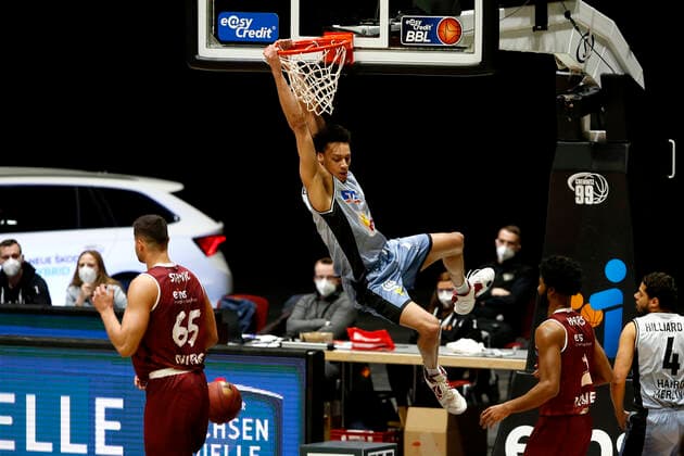 Sport Bilder des Tages 14.04.2021, easyCredit Basketball Bundesliga, BBL, Saison 2020 2021, Herren, Chemnitz Niners - HAKRO Merlins Crailsheim Jamuni McNeace, HAKRO Merlins Crailsheim beim Dunk Chemnitz Messe Chemnitz Sachsen Germany