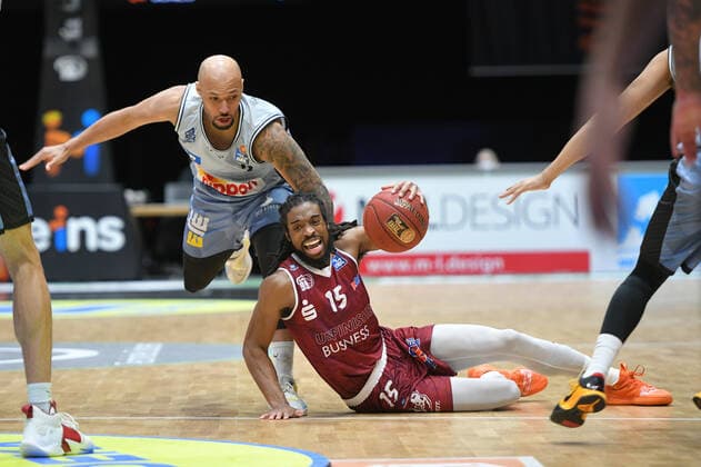 Marcus Thornton (Niners Chemnitz) re. und Maurice Stuckey (HAKRO Merlins Crailsheim) li., Niners Chemnitz vs. HAKRO Merlins Crailsheim, 14.04.2021, easycredit Basketball Bundesliga, GER, Saison 2020 21 Niners Chemnitz vs. HAKRO Merlins Crailsheim, 14.04.2021, easycredit Basketball Bundesliga, GER, Saison 2020 21 Chemnitz Copyright: xBertxHarzer xEibner-xPressefotox