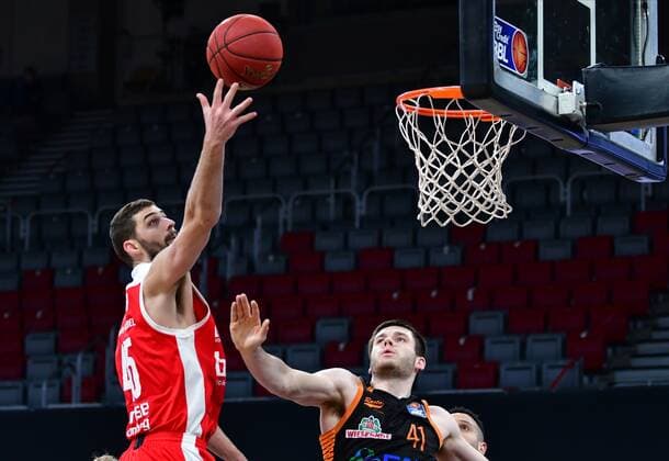 BAMBERG 14.04.2021 --- Basketball ---- easycredit 1. Basketball Bundesliga ---- 28. Spieltag: Brose Bamberg vs Rasta Vechta --- David Kravish (45, Brose Bamberg) wirft gegen Will Vorhees (41, Rasta Vechta) --- Foto: Hans-Martin Issler isslerimages ---- Brose Bamberg vs Rasta Vechta