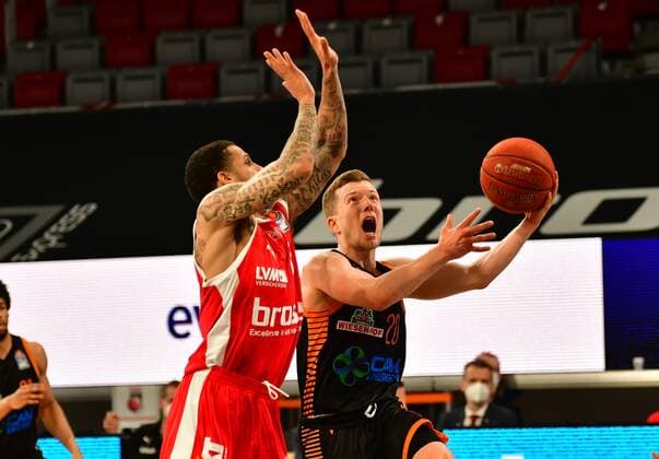 BAMBERG 14.04.2021 --- Basketball ---- easycredit 1. Basketball Bundesliga ---- 28. Spieltag: Brose Bamberg vs Rasta Vechta --- Jannes Hundt (20, Rasta Vechta) mit Korbleger gegen Tyler Larson (55, Brose Bamberg) --- Foto: Hans-Martin Issler isslerimages ---- Brose Bamberg vs Rasta Vechta