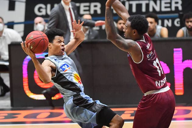 Sport Bilder des Tages Chemnitz, Deutschland 14. April 2021: BBL - 2020 2021 - Niners Chemnitz vs. Hakro Merlins Crailsheim v. li. im Zweikampf Trae Bell-Haynes (Crailsheim) und Isiaha Mike (Chemnitz) Messe Chemnitz Sachsen Copyright: xFotostandx xDostmannx
