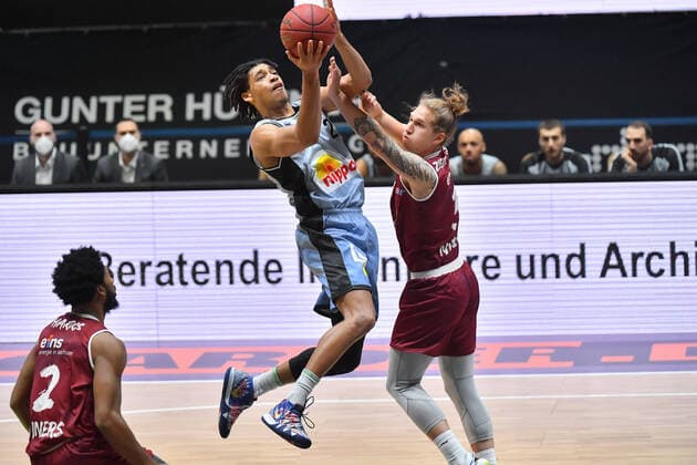 Chemnitz, Deutschland 14. April 2021: BBL - 2020 2021 - Niners Chemnitz vs. Hakro Merlins Crailsheim v. li. im Zweikampf Jeremy Jones (Crailsheim) und Malte Ziegenhagen (Chemnitz) Messe Chemnitz Sachsen Copyright: xFotostandx xDostmannx