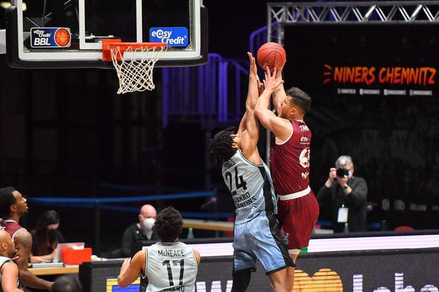 Chemnitz, Deutschland 14. April 2021: BBL - 2020 2021 - Niners Chemnitz vs. Hakro Merlins Crailsheim v. li. im Zweikampf Jeremy Jones (Crailsheim) und Filip Stanic (Chemnitz) Messe Chemnitz Sachsen Copyright: xFotostandx xDostmannx