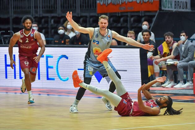 Chemnitz, Deutschland 14. April 2021: BBL - 2020 2021 - Niners Chemnitz vs. Hakro Merlins Crailsheim v. li. im Zweikampf Fabian Bleck (Crailsheim) und Marcus Thornton (Chemnitz) Messe Chemnitz Sachsen Copyright: xFotostandx xDostmannx