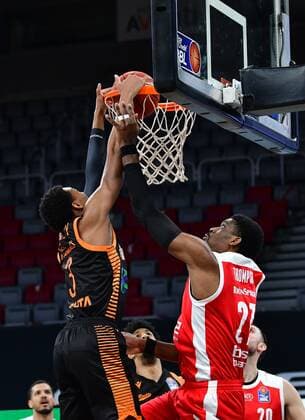 BAMBERG 14.04.2021 --- Basketball ---- easycredit 1. Basketball Bundesliga ---- 28. Spieltag: Brose Bamberg vs Rasta Vechta --- Sha Markus Kennedy (3, Rasta Vechta) mit Dunk gegen Shevon Thompson (27, Brose Bamberg) --- Foto: Hans-Martin Issler isslerimages ---- Brose Bamberg vs Rasta Vechta