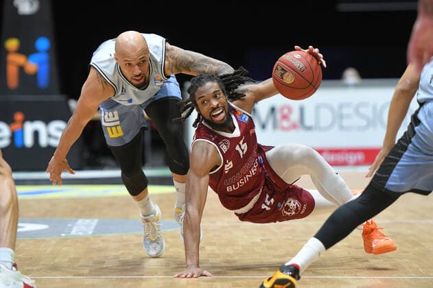 Marcus Thornton (Niners Chemnitz) re. und Maurice Stuckey (HAKRO Merlins Crailsheim) li., Niners Chemnitz vs. HAKRO Merlins Crailsheim, 14.04.2021, easycredit Basketball Bundesliga, GER, Saison 2020 21 Niners Chemnitz vs. HAKRO Merlins Crailsheim, 14.04.2021, easycredit Basketball Bundesliga, GER, Saison 2020 21 Chemnitz Copyright: xBertxHarzer xEibner-xPressefotox