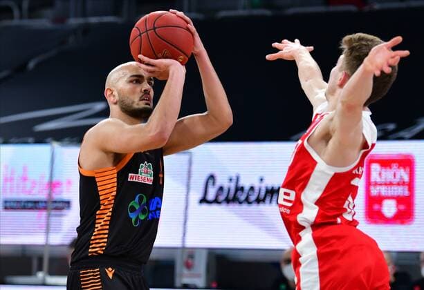 BAMBERG 14.04.2021 --- Basketball ---- easycredit 1. Basketball Bundesliga ---- 28. Spieltag: Brose Bamberg vs Rasta Vechta --- Stefan Peno (4, Rasta Vechta) wirft gegen Bennet Hundt (33, Brose Bamberg) --- Foto: Hans-Martin Issler isslerimages ---- Brose Bamberg vs Rasta Vechta