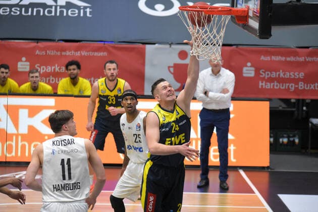 Basketball I Herren I Saison 2020 2021 I easyCredit Bundesliga I 28. Spieltag I Hamburg Towers - EWE Baskets Oldenburg I 14.04.2021 Rasid Mahalbasic ( 24, Oldenburg) macht einen Korb Hamburg edel-optics.de Arena, Kurt-Emmerich-Platz, Wilhelmsburger Inselpark Hamburg Deutschland Copyright: xLobeca RobertoxSeidelx