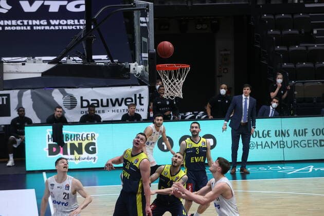 Basketball: Deutschland, 1. Bundesliga, Hamburg Towers - EWE Baskets Oldenburg, Hamburg, 14.04.2021 Justus Hollatz (Towers, l.) - Rasid Mahalbasic (Oldenburg, 2.v.l.) Hamburg Germany