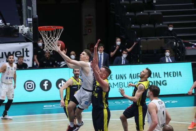 Basketball: Deutschland, 1. Bundesliga, Hamburg Towers - EWE Baskets Oldenburg, Hamburg, 14.04.2021 Justus Hollatz (Towers, l.) - Rasid Mahalbasic (Oldenburg, 2.v.l.) Hamburg Germany