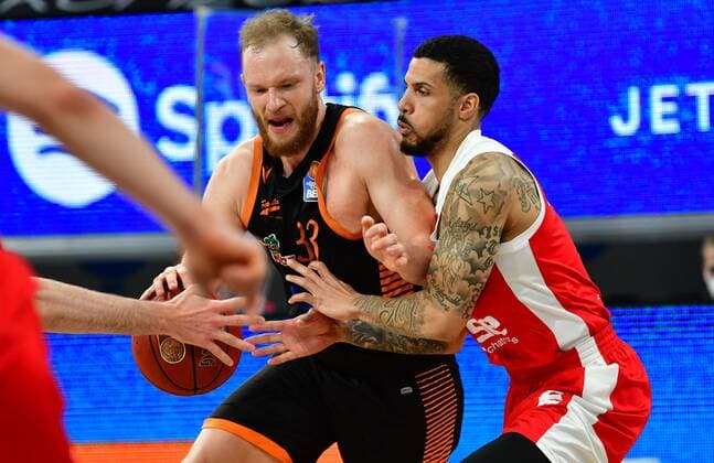 BAMBERG 14.04.2021 --- Basketball ---- easycredit 1. Basketball Bundesliga ---- 28. Spieltag: Brose Bamberg vs Rasta Vechta --- Robin Christen (33, Rasta Vechta) gegen Tyler Larson (55, Brose Bamberg) --- Foto: Hans-Martin Issler isslerimages ---- Brose Bamberg vs Rasta Vechta