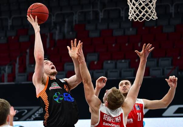 BAMBERG 14.04.2021 --- Basketball ---- easycredit 1. Basketball Bundesliga ---- 28. Spieltag: Brose Bamberg vs Rasta Vechta --- Will Vorhees (41, Rasta Vechta) wirft gegen Christian Sengfelder (43, Brose Bamberg) und Elias Baggette (2, Brose Bamberg)0 --- Foto: Hans-Martin Issler isslerimages ---- Brose Bamberg vs Rasta Vechta