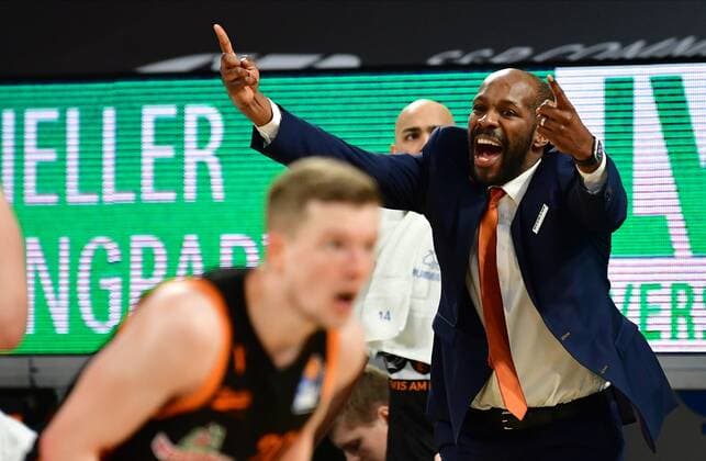 BAMBERG 14.04.2021 --- Basketball ---- easycredit 1. Basketball Bundesliga ---- 28. Spieltag: Brose Bamberg vs Rasta Vechta --- Derrick Allen (Headcoch Rasta Vechta) gibt Anweisung --- Foto: Hans-Martin Issler isslerimages ---- Brose Bamberg vs Rasta Vechta