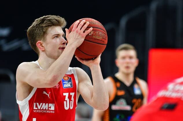 BAMBERG 14.04.2021 --- Basketball ---- easycredit 1. Basketball Bundesliga ---- 28. Spieltag: Brose Bamberg vs Rasta Vechta --- Bennet Hundt (33, Brose Bamberg) beim Freiwurf, beobachtet von seinem Bruder Jannes Hundt (20, Rasta Vechta) --- Foto: Hans-Martin Issler isslerimages ---- Brose Bamberg vs Rasta Vechta