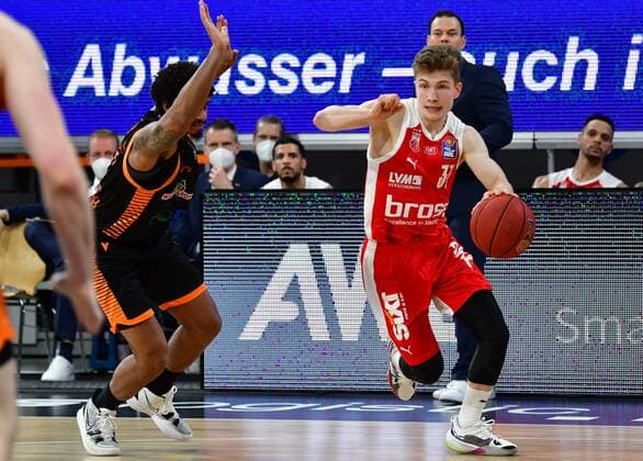 BAMBERG 14.04.2021 --- Basketball ---- easycredit 1. Basketball Bundesliga ---- 28. Spieltag: Brose Bamberg vs Rasta Vechta --- Bennet Hundt (33, Brose Bamberg) zieht zum Korb gegen Edgar Sosa (12, Rasta Vechta) --- Foto: Hans-Martin Issler isslerimages ---- Brose Bamberg vs Rasta Vechta