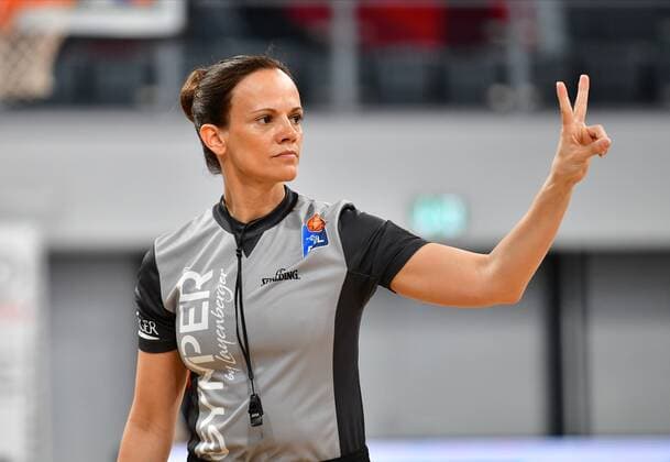 BAMBERG 14.04.2021 --- Basketball ---- easycredit 1. Basketball Bundesliga ---- 28. Spieltag: Brose Bamberg vs Rasta Vechta --- Schiedsrichterin Anne Panther zeigt zwei Freiwürfe an --- Foto: Hans-Martin Issler isslerimages ---- Brose Bamberg vs Rasta Vechta