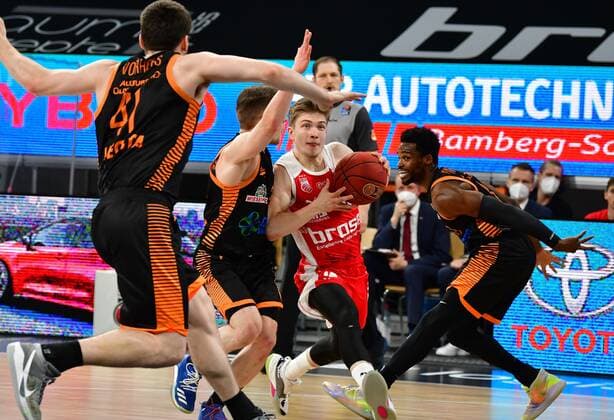 Sport Bilder des Tages BAMBERG 14.04.2021 --- Basketball ---- easycredit 1. Basketball Bundesliga ---- 28. Spieltag: Brose Bamberg vs Rasta Vechta --- Bennet Hundt (33, Brose Bamberg) zieht zum Korb gegen Jannes Hundt (20, Rasta Vechta), Josh Young (8, Rasta Vechta) und Will Vorhees (41, Rasta Vechta) --- Foto: Hans-Martin Issler isslerimages ---- Brose Bamberg vs Rasta Vechta