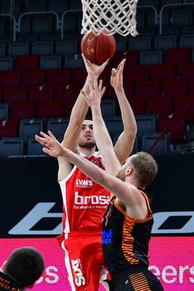 BAMBERG 14.04.2021 --- Basketball ---- easycredit 1. Basketball Bundesliga ---- 28. Spieltag: Brose Bamberg vs Rasta Vechta --- Chase Fieler (20, Brose Bamberg) wirft gegen Robin Christen (33, Rasta Vechta) --- Foto: Hans-Martin Issler isslerimages ---- Brose Bamberg vs Rasta Vechta