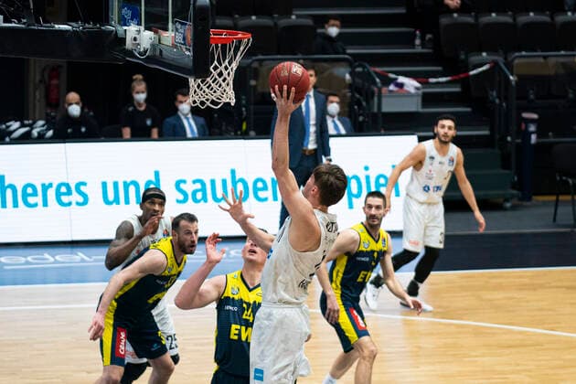 easyCredit Basketball Bundesliga, Hamburg, 14.04.2021 easyCredit Basketball Bundesliga, Hamburg Towers vs. EWE Baskets Oldenburg, erste Punkte durch Maik Kotsar ( 11 Hamburg Towers) Copyright: xBEAUTIFULxSPORTS Mohwinkelx
