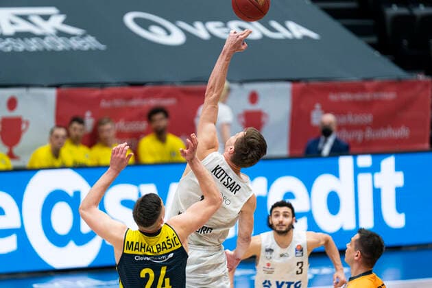 easyCredit Basketball Bundesliga, Hamburg, 14.04.2021 easyCredit Basketball Bundesliga, Hamburg Towers vs. EWE Baskets Oldenburg, Tip-Off Maik Kotsar ( 11 Hamburg Towers) Copyright: xBEAUTIFULxSPORTS Mohwinkelx