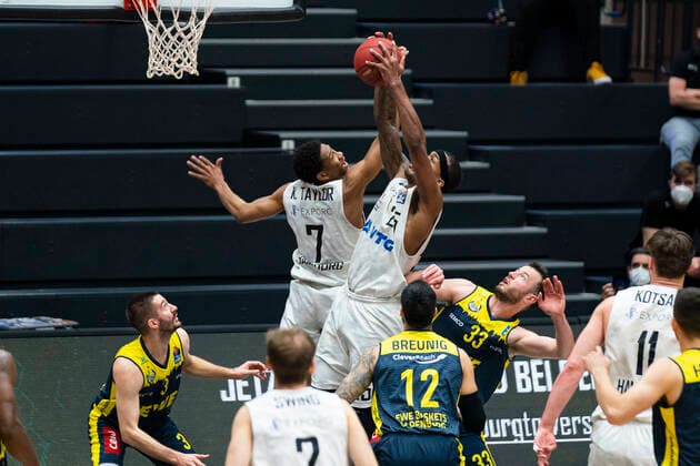easyCredit Basketball Bundesliga, Hamburg, 14.04.2021 easyCredit Basketball Bundesliga, Hamburg Towers vs. EWE Baskets Oldenburg, Rebound von Kameron Taylor ( 7 Hamburg Towers) und Terry Allen ( 25 Hamburg Towers) Copyright: xBEAUTIFULxSPORTS Mohwinkelx