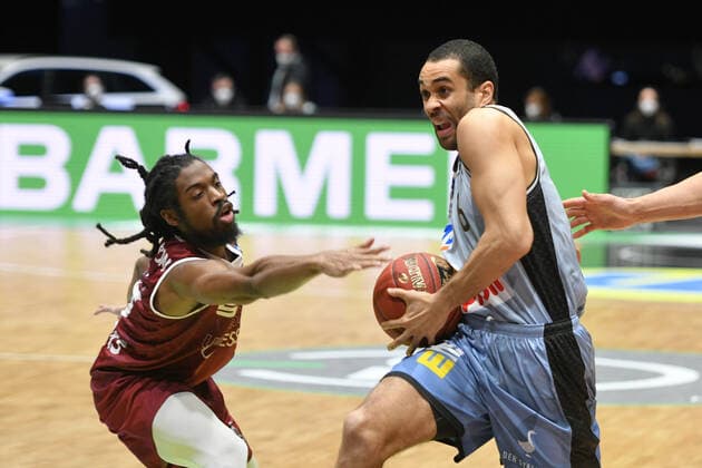 Elias Lasisi (HAKRO Merlins Crailsheim) re. und Marcus Thornton (Niners Chemnitz) li., Niners Chemnitz vs. HAKRO Merlins Crailsheim, 14.04.2021, easycredit Basketball Bundesliga, GER, Saison 2020 21 Niners Chemnitz vs. HAKRO Merlins Crailsheim, 14.04.2021, easycredit Basketball Bundesliga, GER, Saison 2020 21 Chemnitz Copyright: xBertxHarzer xEibner-xPressefotox