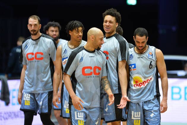 Sport Bilder des Tages Mannschaft von HAKRO Merlins Crailsheim nach dem Sieg, Niners Chemnitz vs. HAKRO Merlins Crailsheim, 14.04.2021, easycredit Basketball Bundesliga, GER, Saison 2020 21 Niners Chemnitz vs. HAKRO Merlins Crailsheim, 14.04.2021, easycredit Basketball Bundesliga, GER, Saison 2020 21 Chemnitz Copyright: xBertxHarzer xEibner-xPressefotox