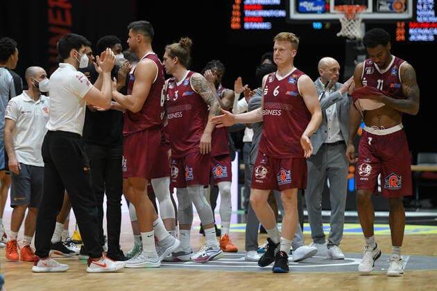 Mannschaft der Niners Chemnitz nach der Niederlage, Niners Chemnitz vs. HAKRO Merlins Crailsheim, 14.04.2021, easycredit Basketball Bundesliga, GER, Saison 2020 21 Niners Chemnitz vs. HAKRO Merlins Crailsheim, 14.04.2021, easycredit Basketball Bundesliga, GER, Saison 2020 21 Chemnitz Copyright: xBertxHarzer xEibner-xPressefotox